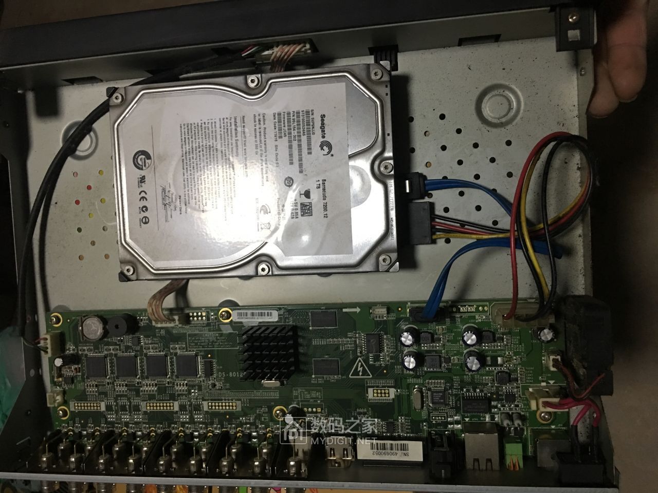 拆海康威视硬盘录像机