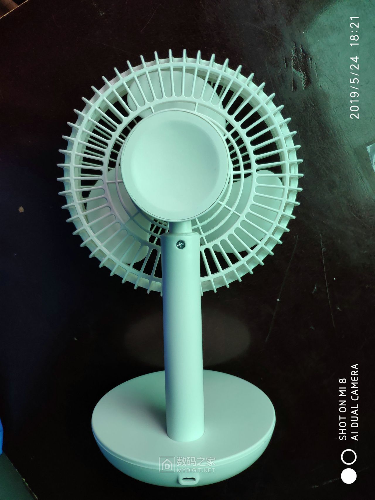 白色尚朋堂us1桌面usb直流风扇拆解并增容