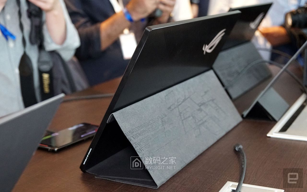 asus-rog-strix-xg17-portable-gaming-monitor-1.jpg