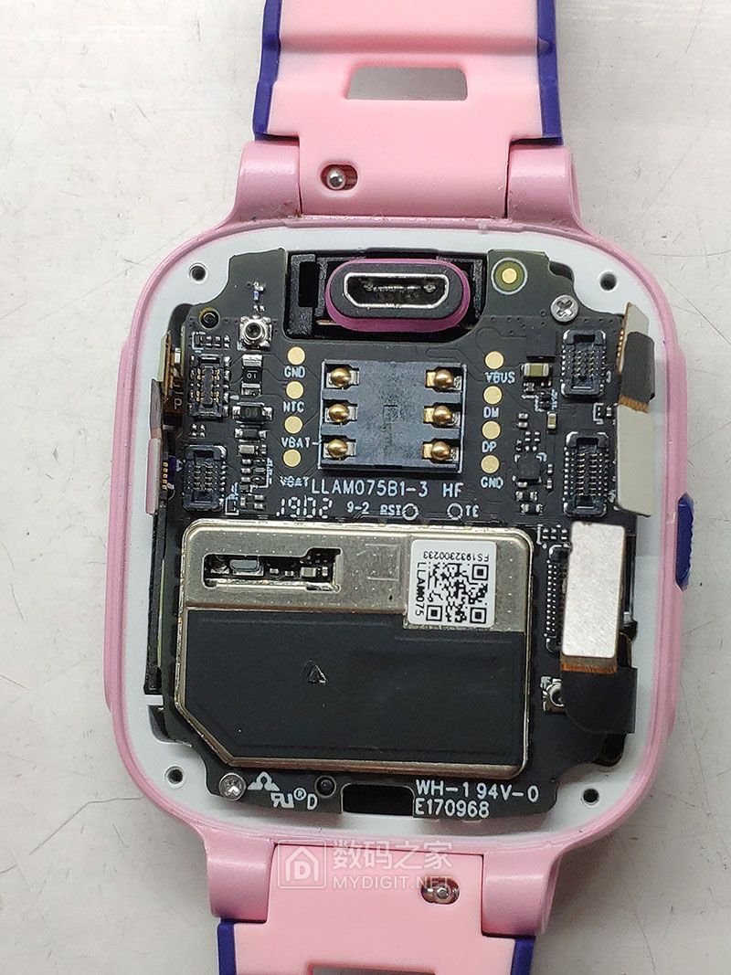 可以安装app,小天才的没用过,但是孩子说同学的小天才也以装app,这个