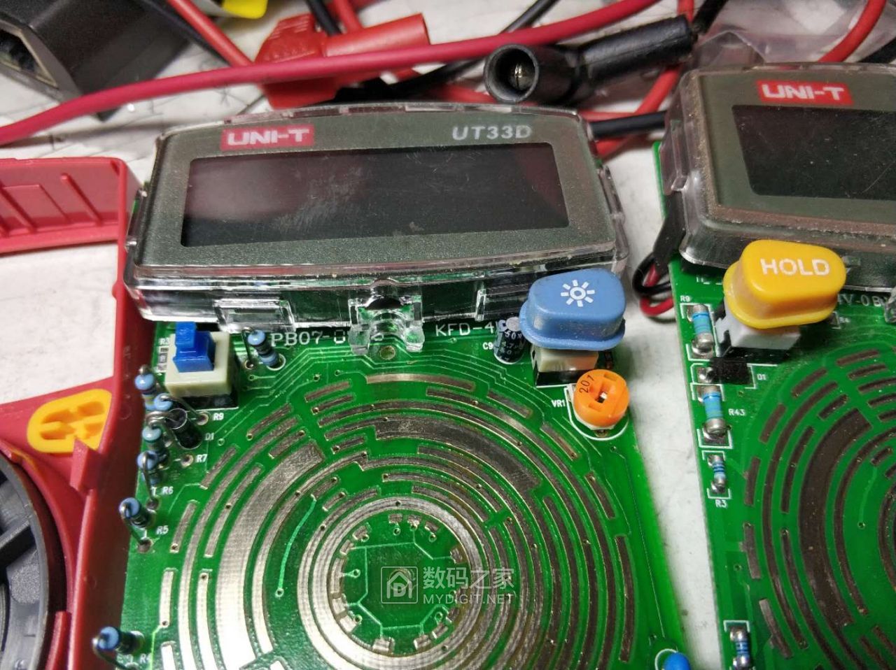 两个优利德万用表ut33d