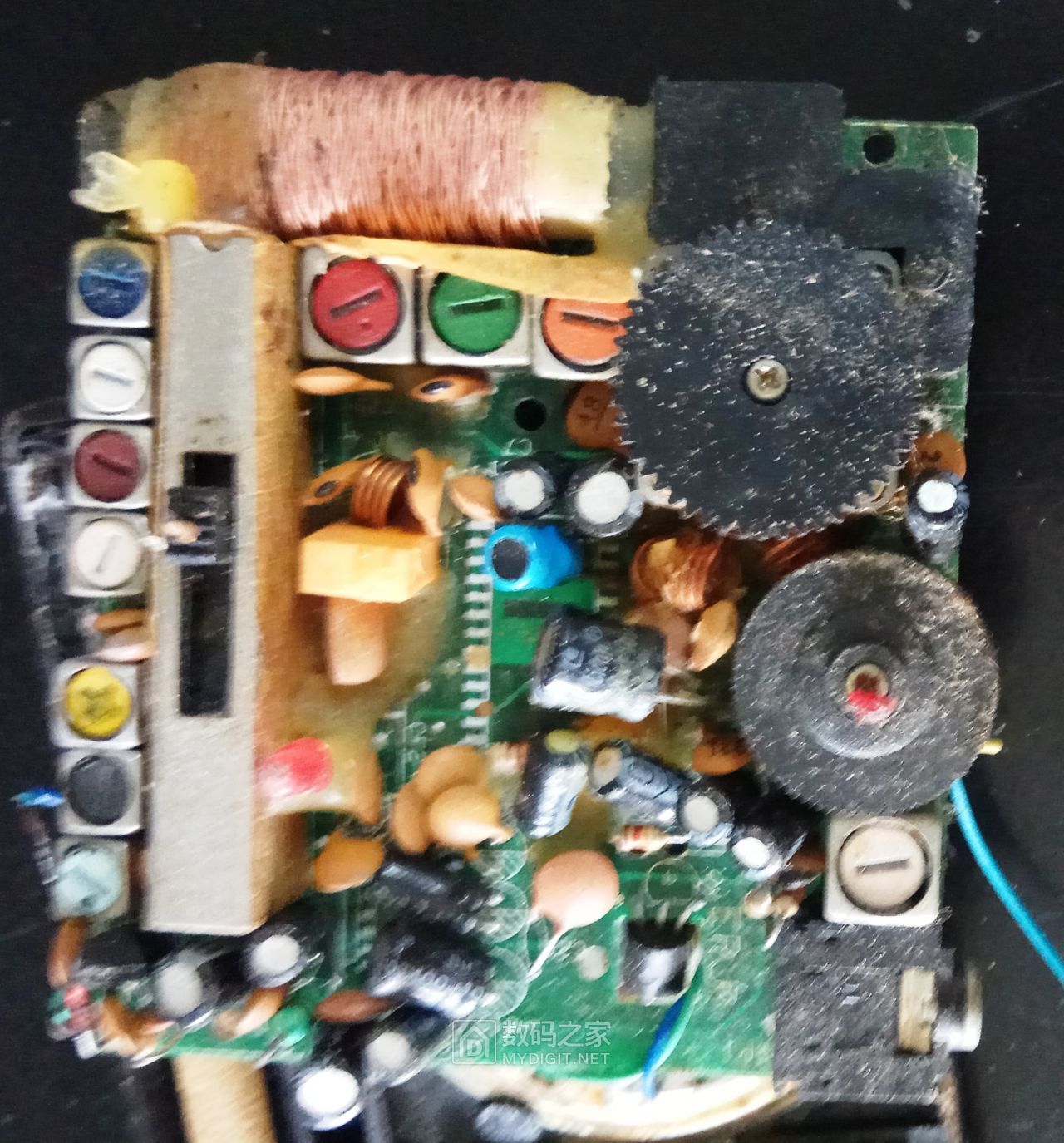 号称世界上最小型的多波段立体声收音机德生r808a拆解