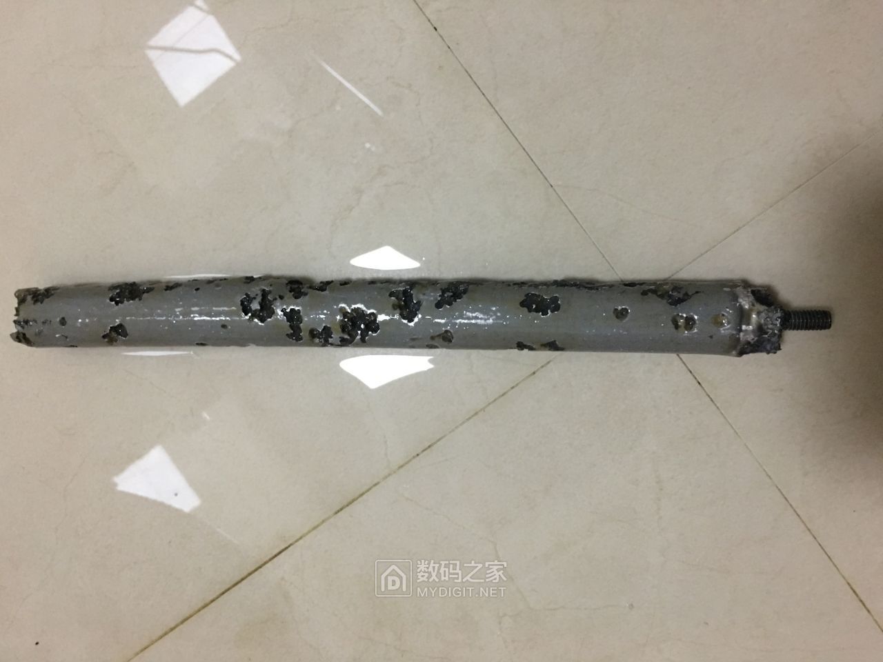 用刀割掉外皮