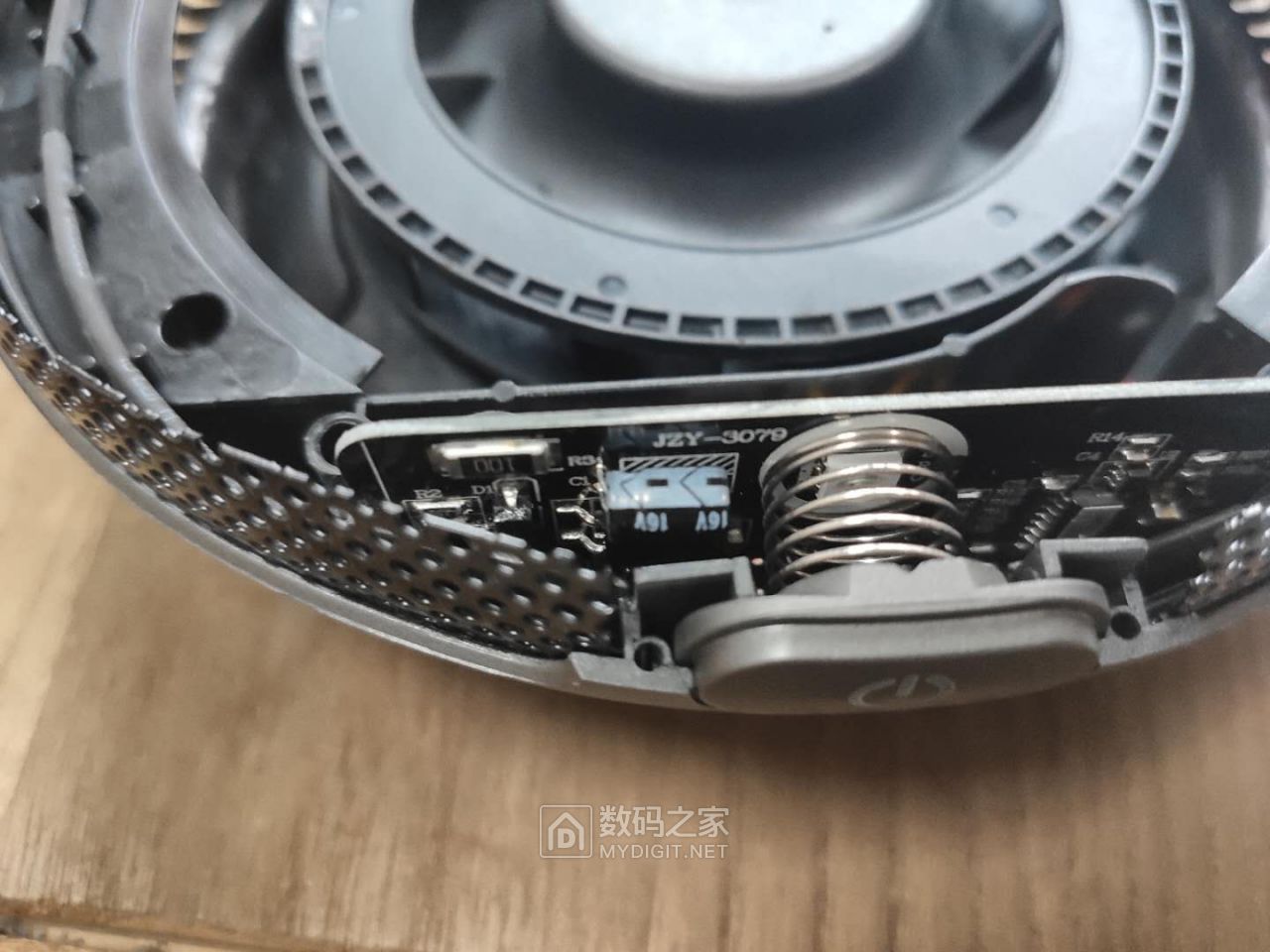 拆一个海尔车载空气净化器