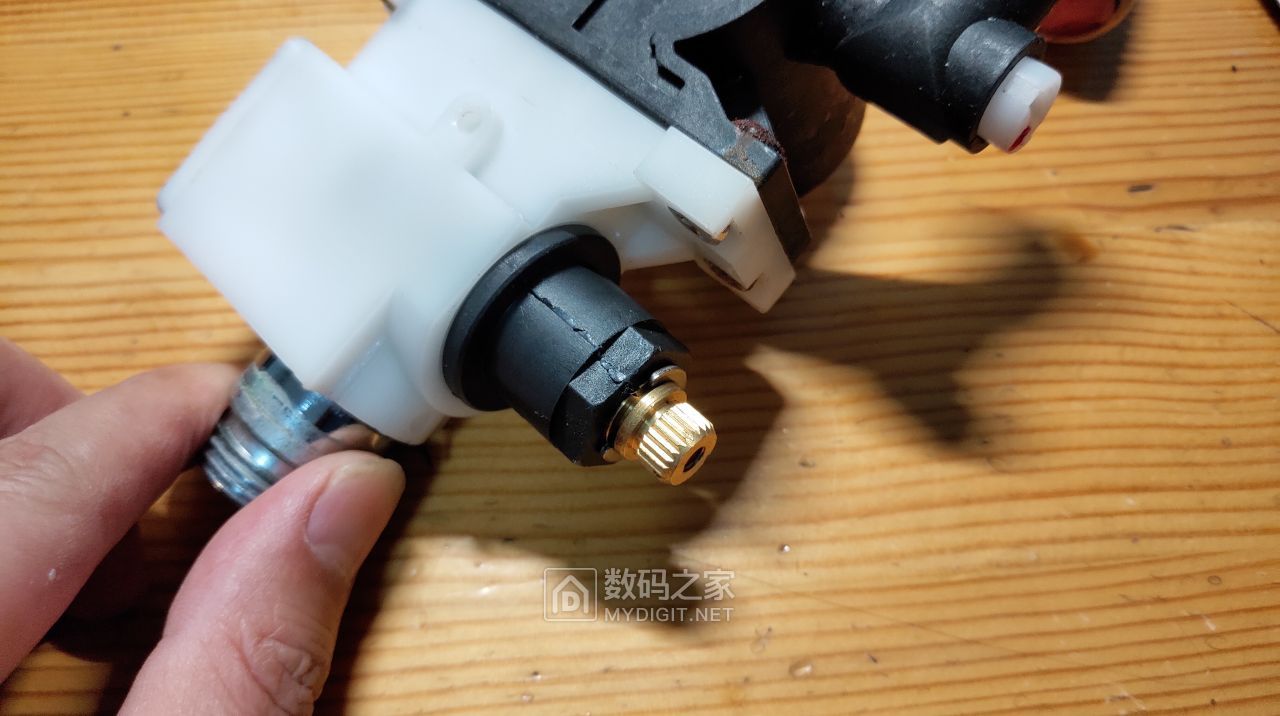 拆一个洪丰太阳能热水器恒温混水阀
