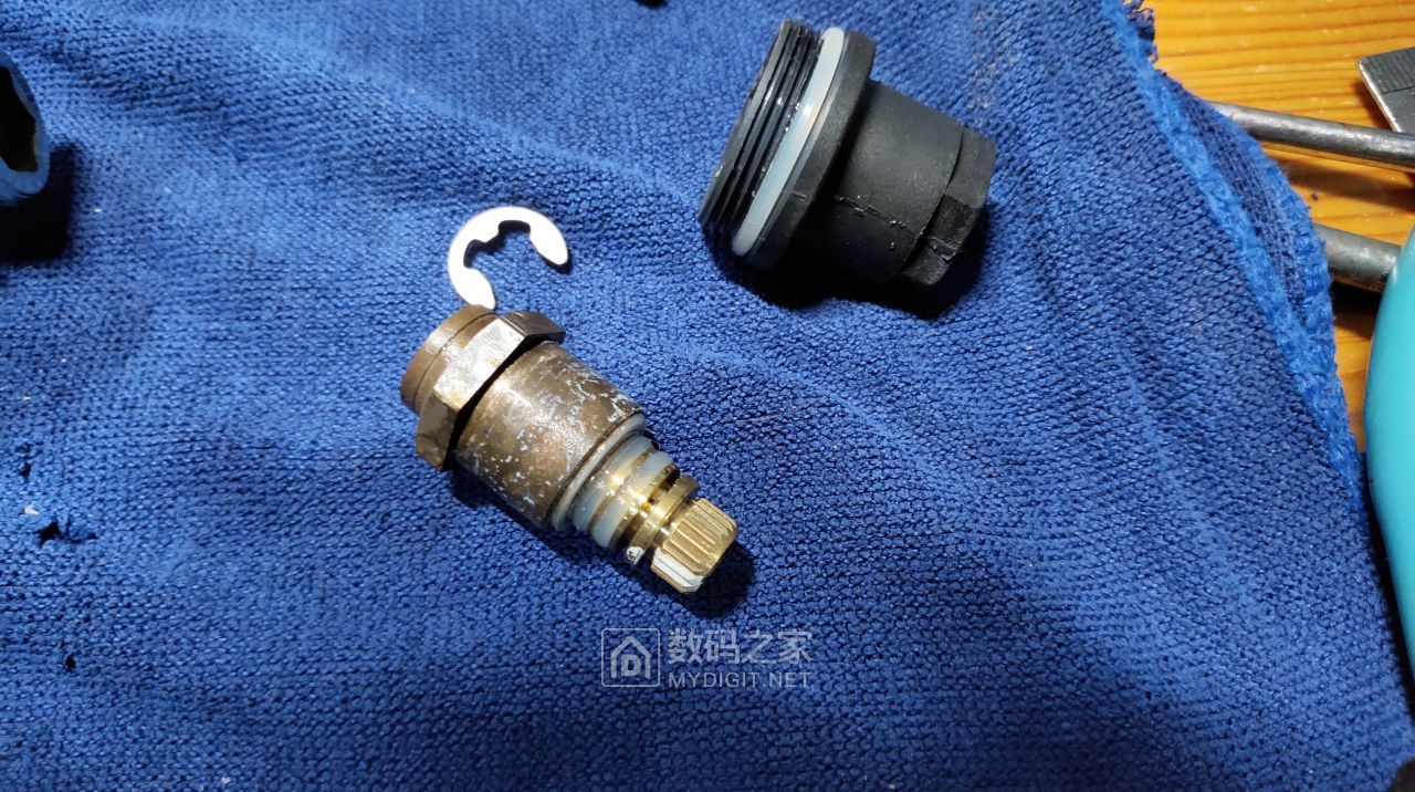 拆一个洪丰太阳能热水器恒温混水阀