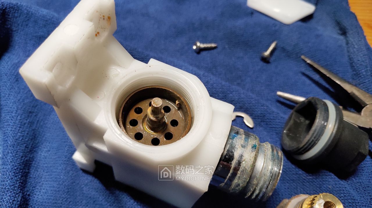 拆一个洪丰太阳能热水器恒温混水阀