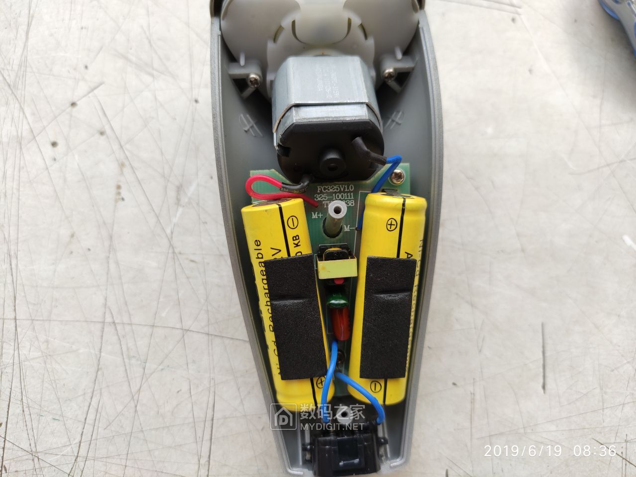 飞科flycofs325充电式三刀头电动剃须刀银色折腾换电池最终报