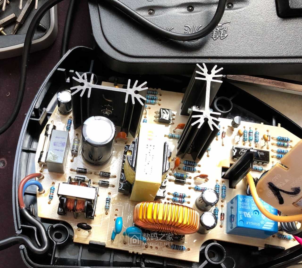 拆解德国博世gsr12v-ec无刷锂电动起子充电器 - 拆机乐园 数码之家