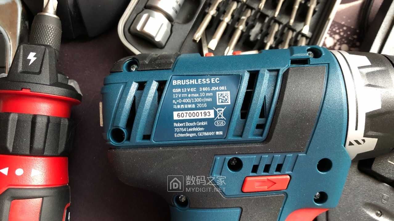 拆解德国博世gsr12v-ec无刷锂电动起子充电器 - 拆机乐园 数码之家