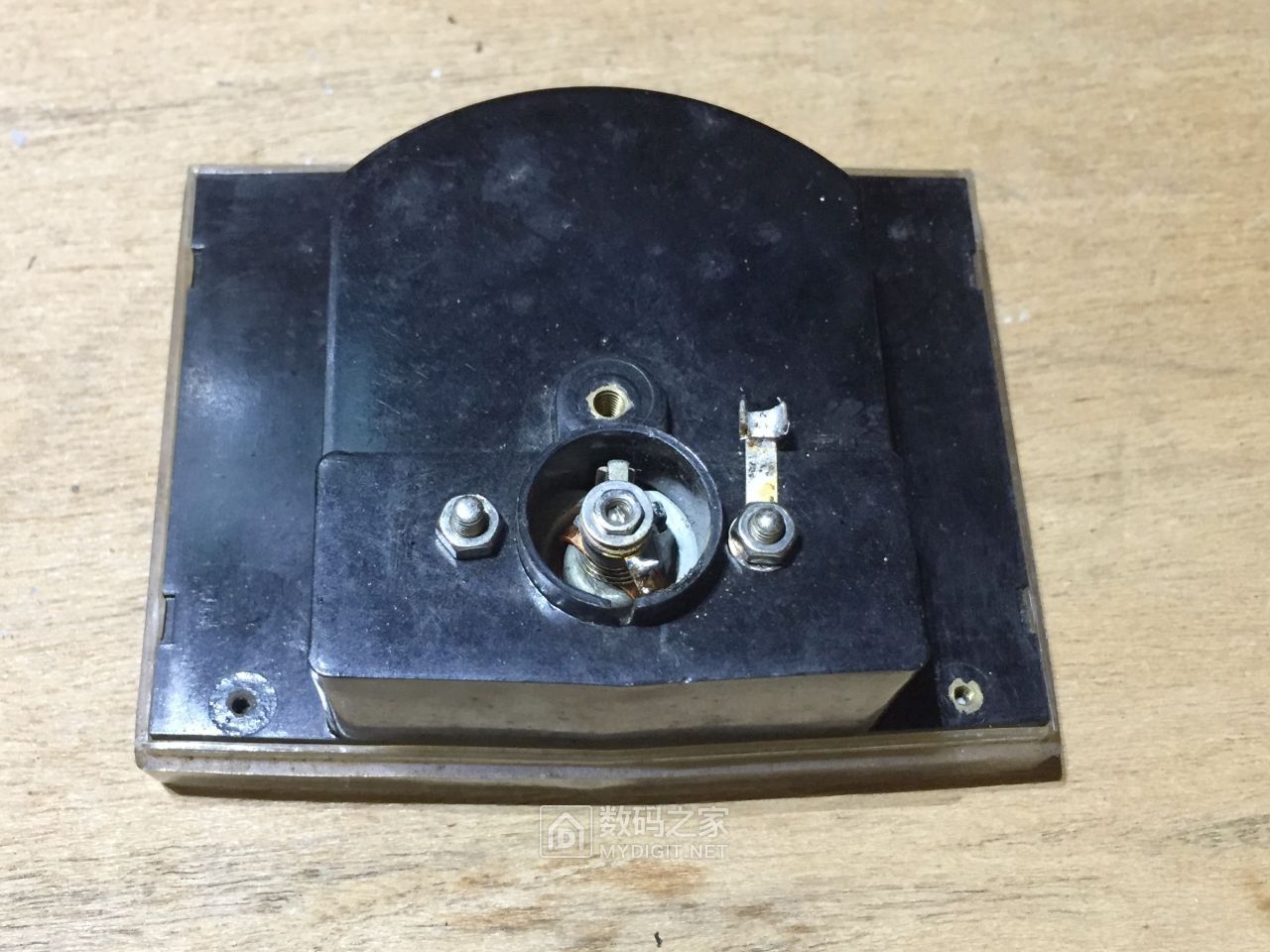 拆一个指针式万用表表头