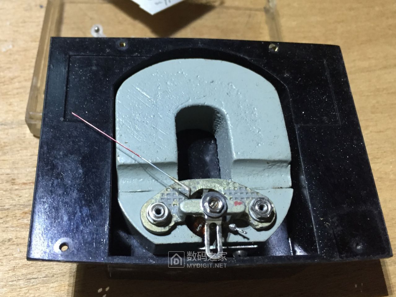 拆一个指针式万用表表头