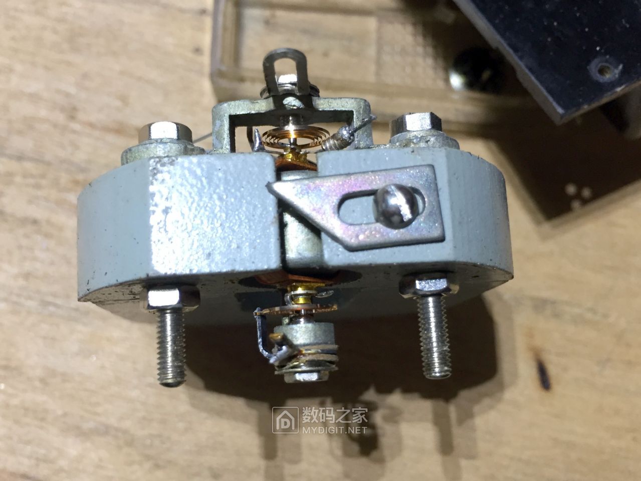 拆一个指针式万用表表头