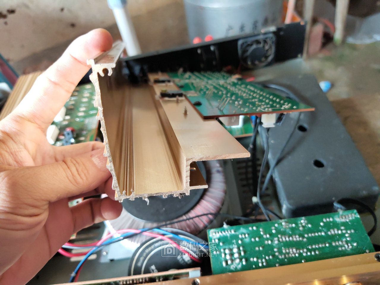 给人修一台被雷劈坏的功放没有做不到只有想不到