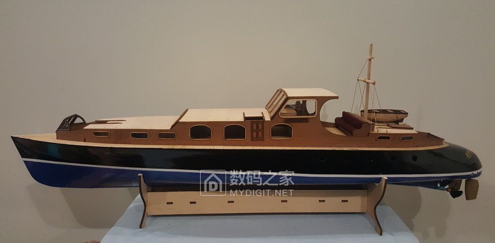70）模型基本成型，准备安装舱盖拉手拉杆和船玄甲板栏杆.jpg