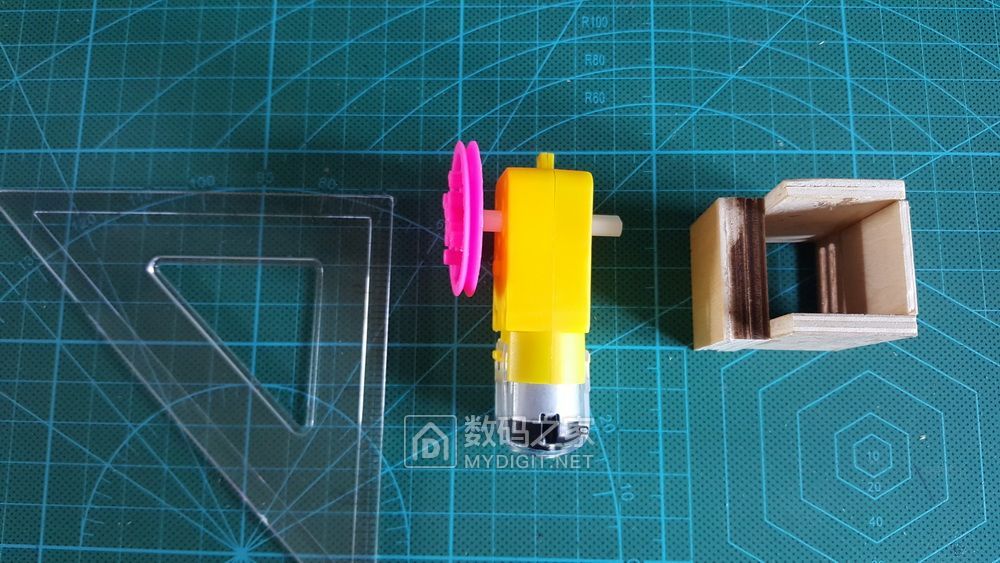 7）玩具电机皮带轮与玩具主轴角度确认，以确保旋转水平.jpg