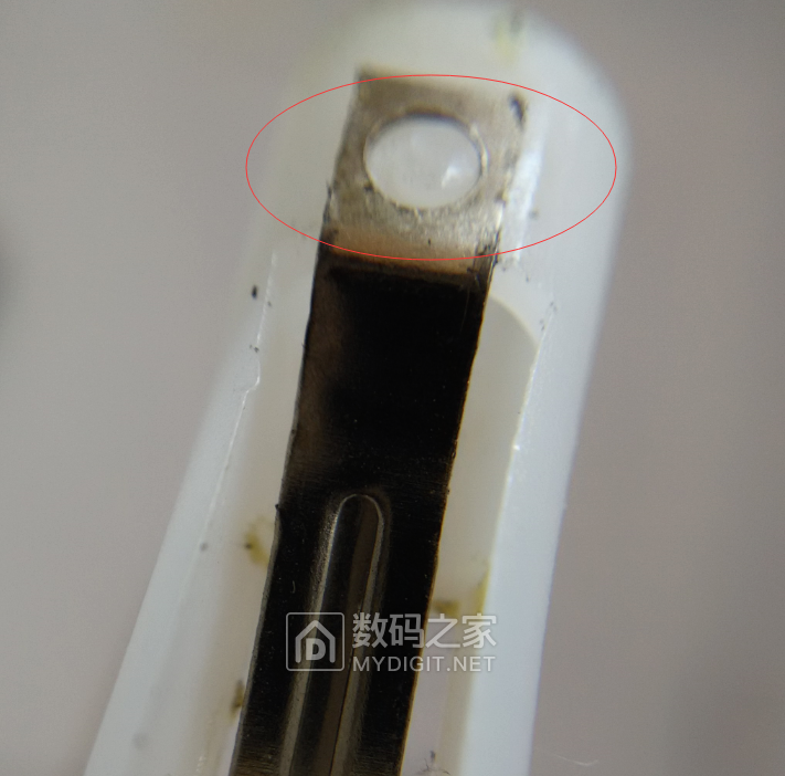注意 接合处 塑料凸出与金属孔