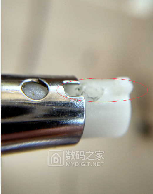 插进 伞尾 方向一致 塑料方型凸 与 金属方型 缺口要接合紧密。