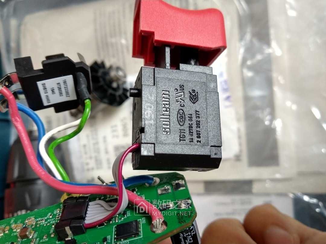 博世无刷电钻gsb12v30及快速充电器gal12v40首次拆机