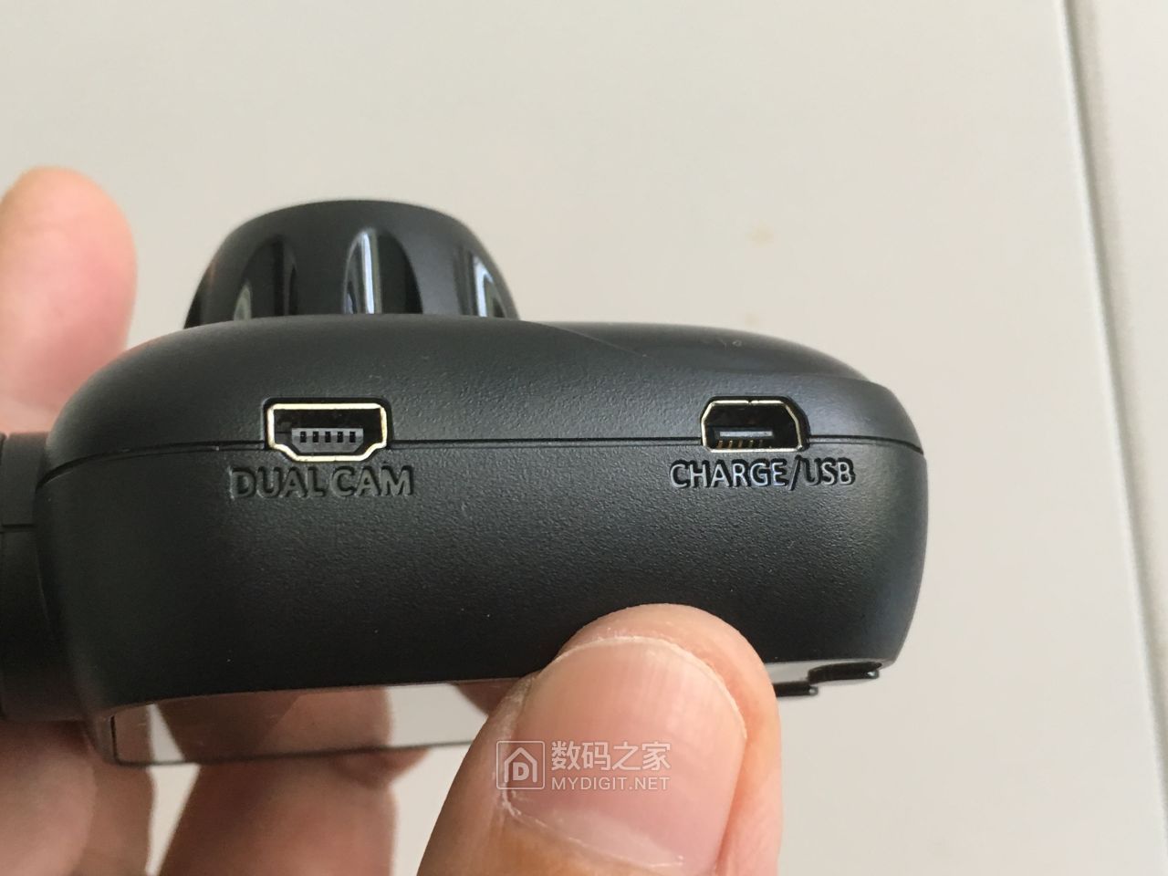电源 /USB和与后摄像头的连接插孔