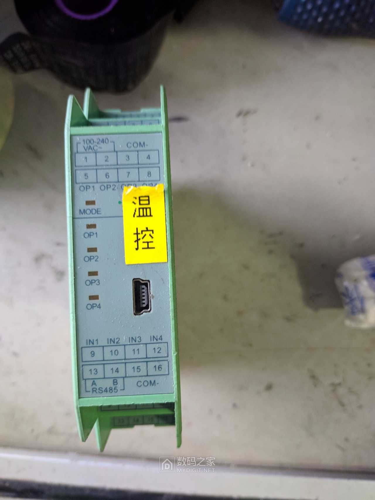 正面标签，还有一个microUSB口