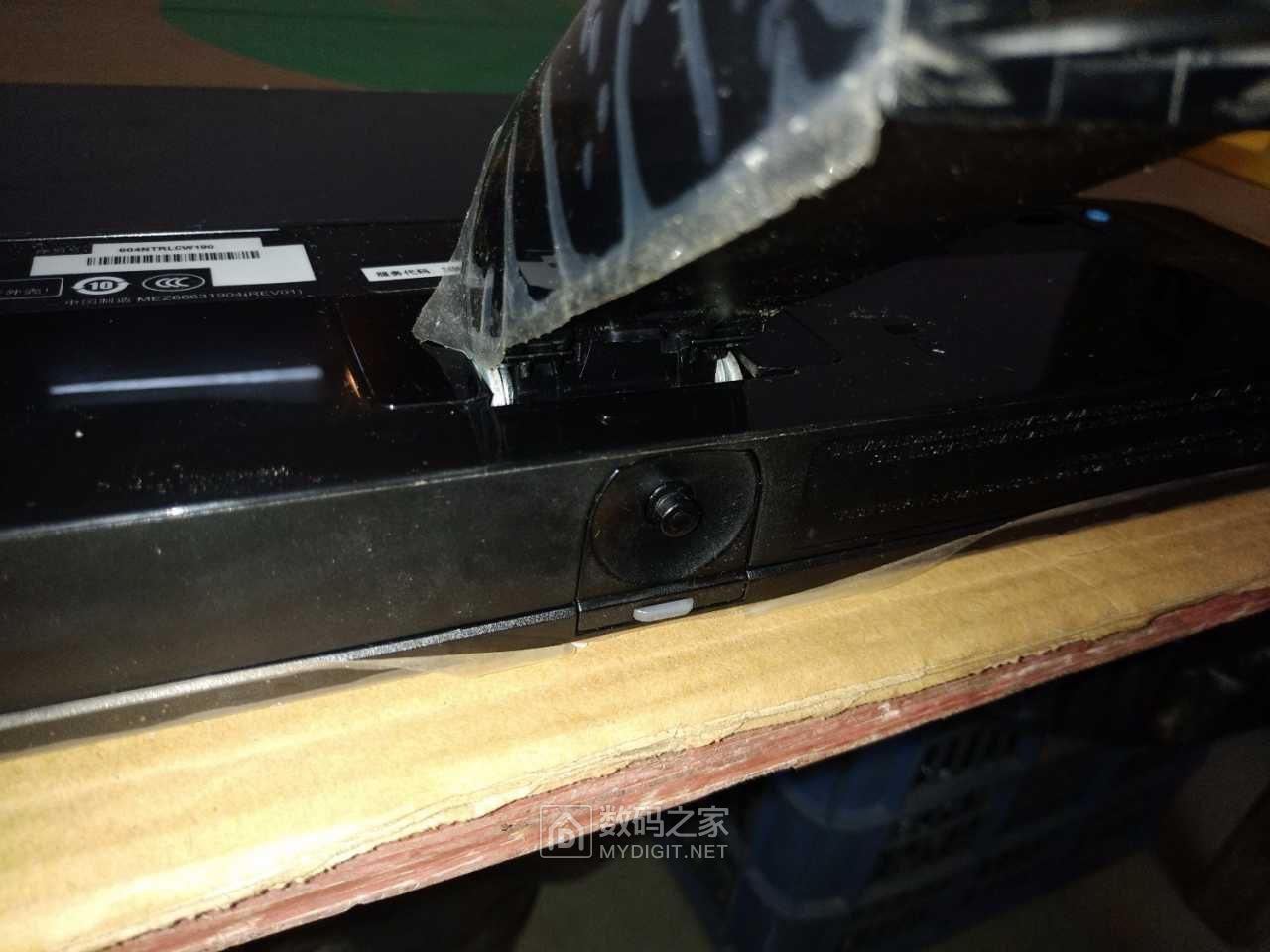 请教一下老师后,发现基本显示器都是先拆底座,这个从这个位置把保护板