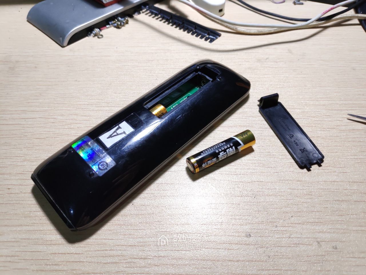 x拆解tcl遥控器一天一对电池超级耗电维修