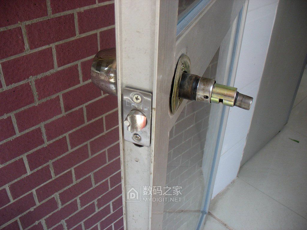 拆换阳台球形门锁锁舌