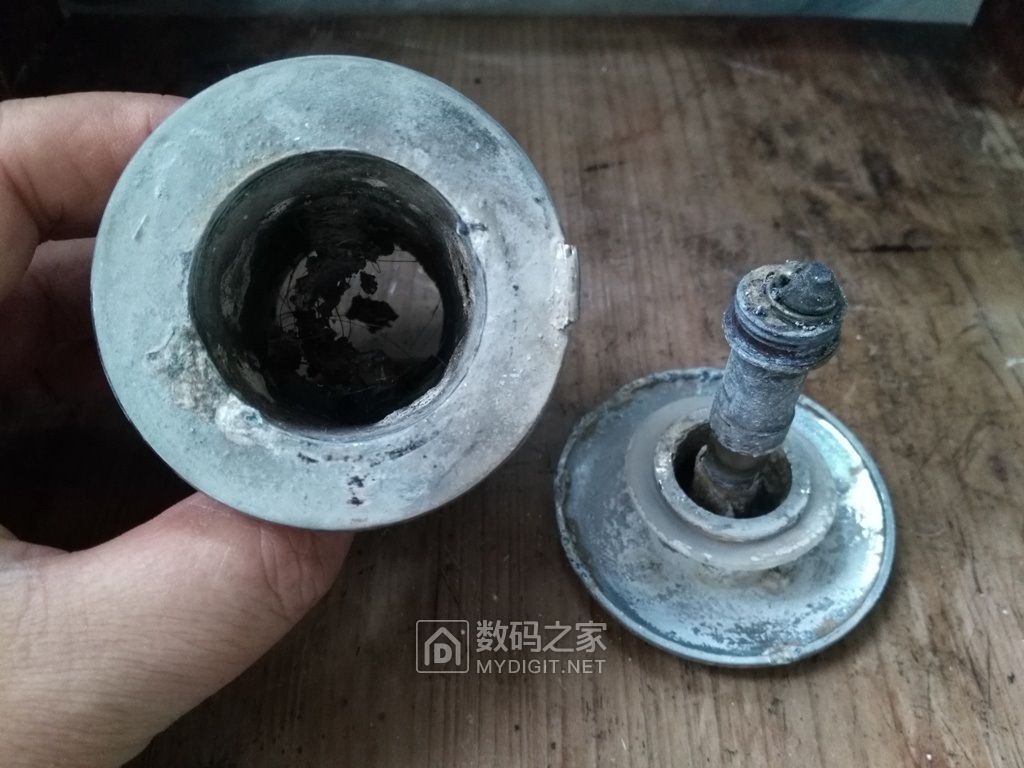 拆寿命用了6年的锌合金面盆下水器却有一颗坚强的芯