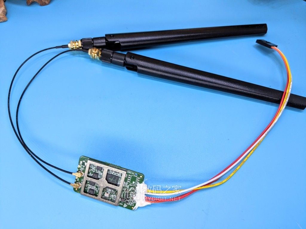 拆解华硕路由器天线