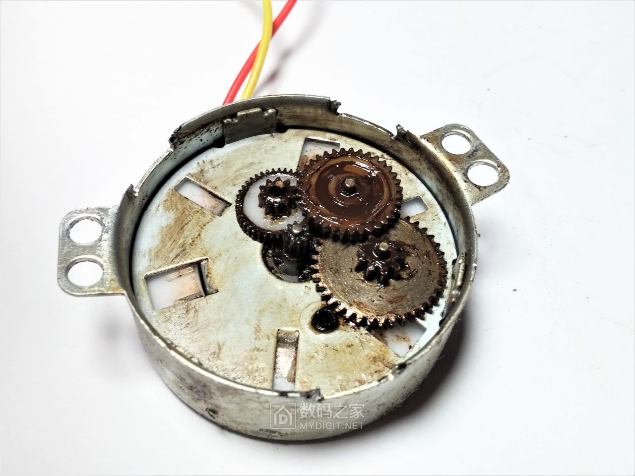 拆个塔扇的摇头电机简单说下工作原理