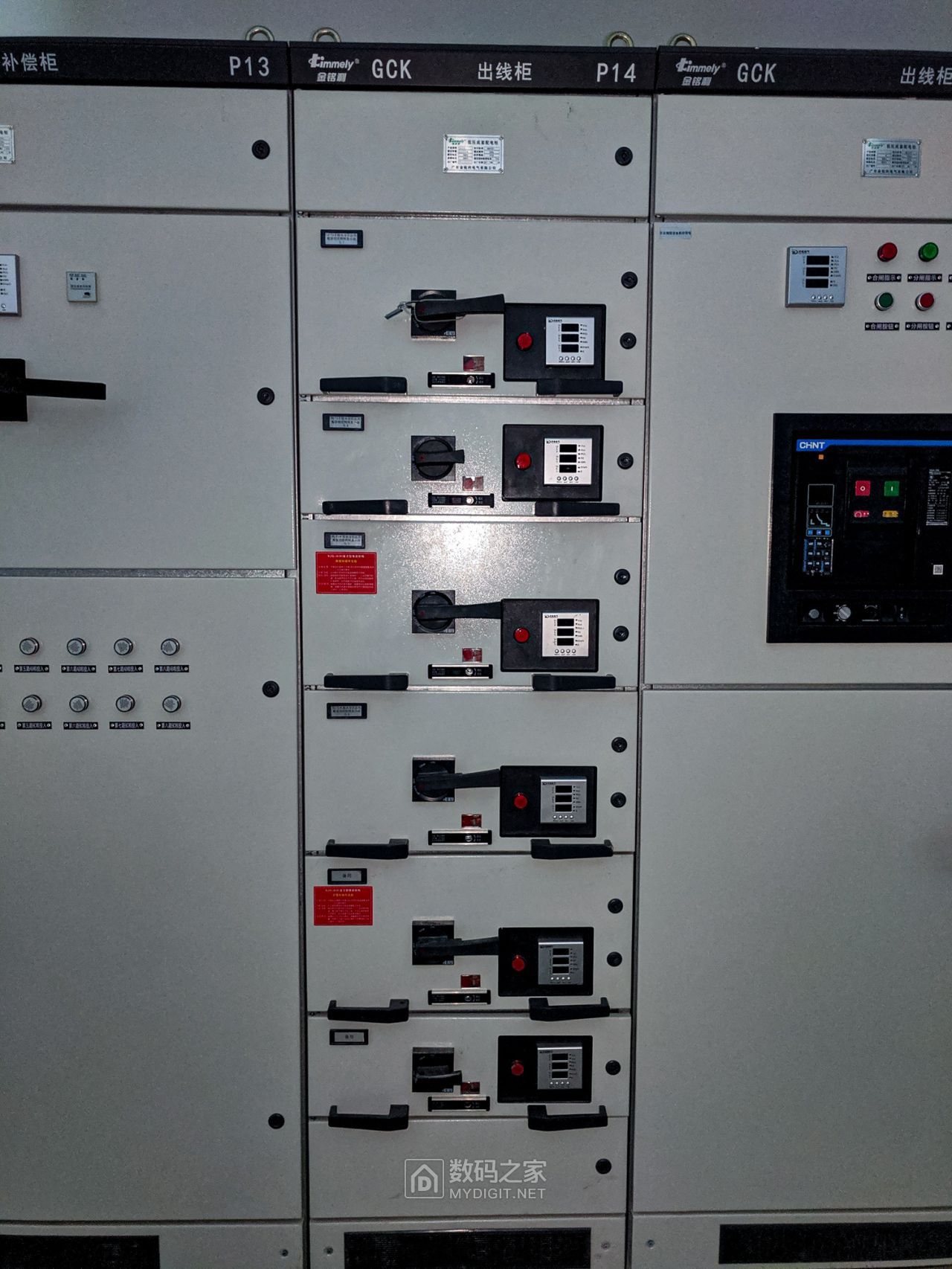 低压配电房某工程的21只gck抽出式低压成套配电柜围观