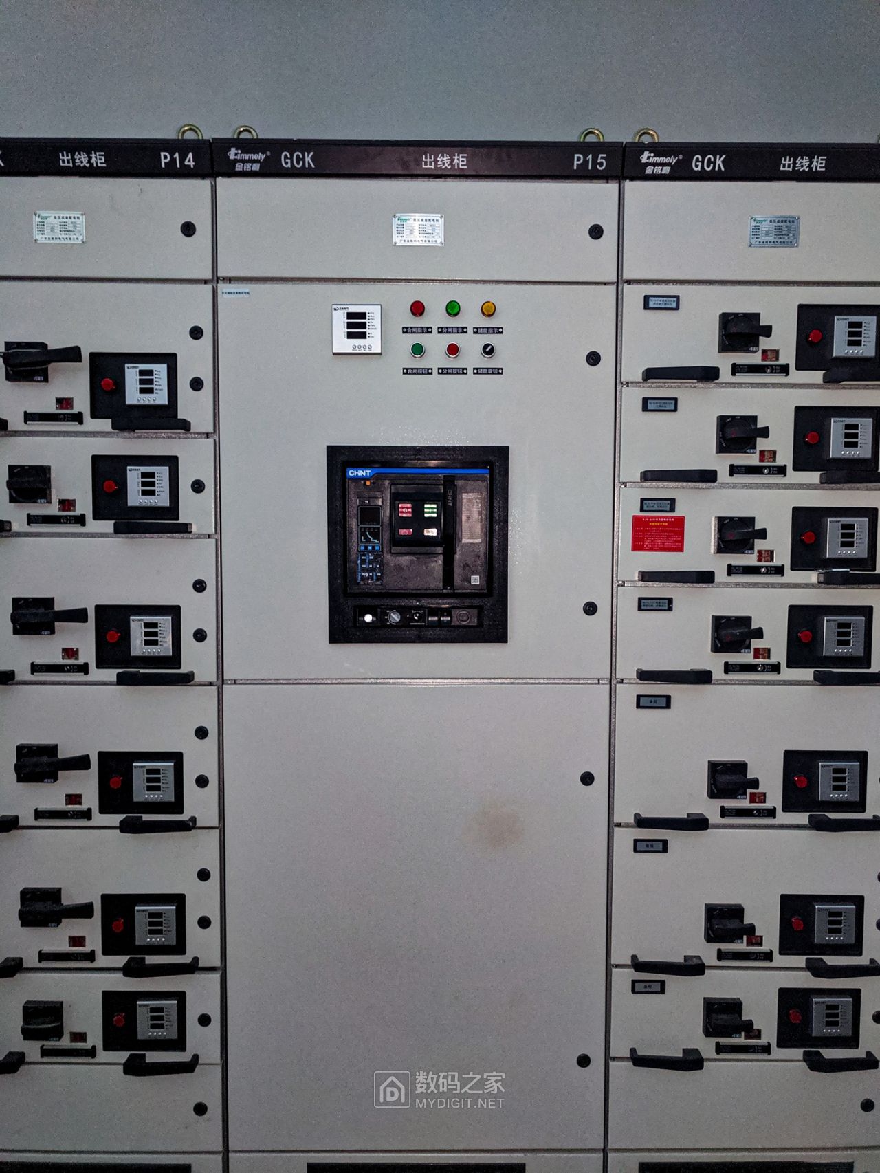 低压配电房某工程的21只gck抽出式低压成套配电柜围观