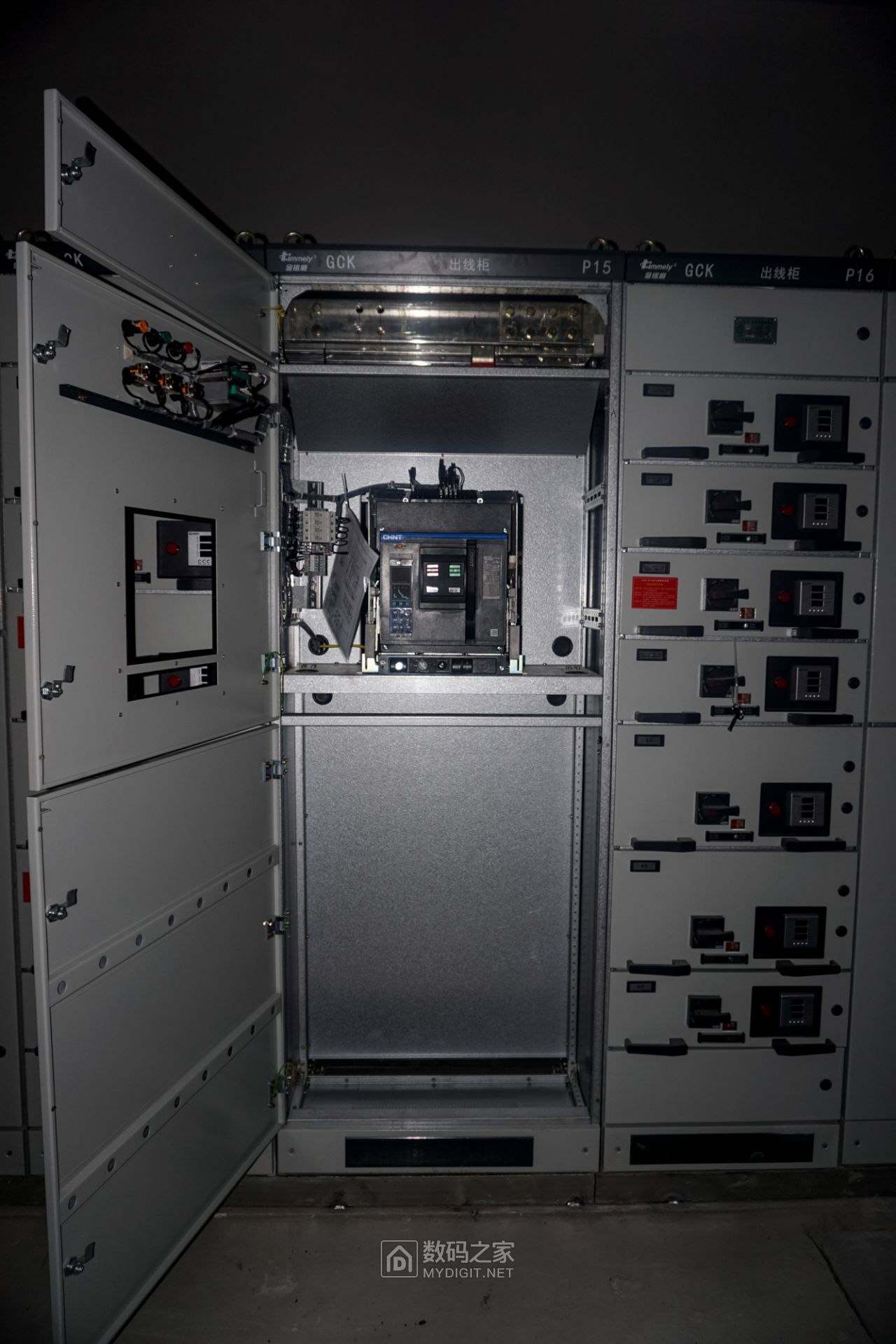 低压配电房某工程的21只gck抽出式低压成套配电柜围观
