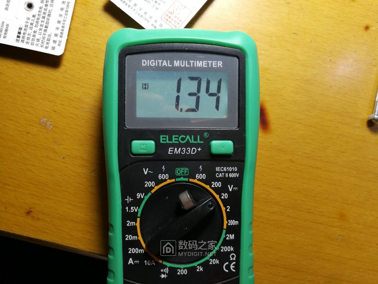 5、用万用表测量了一下新买电池电压只有1.34伏.jpg