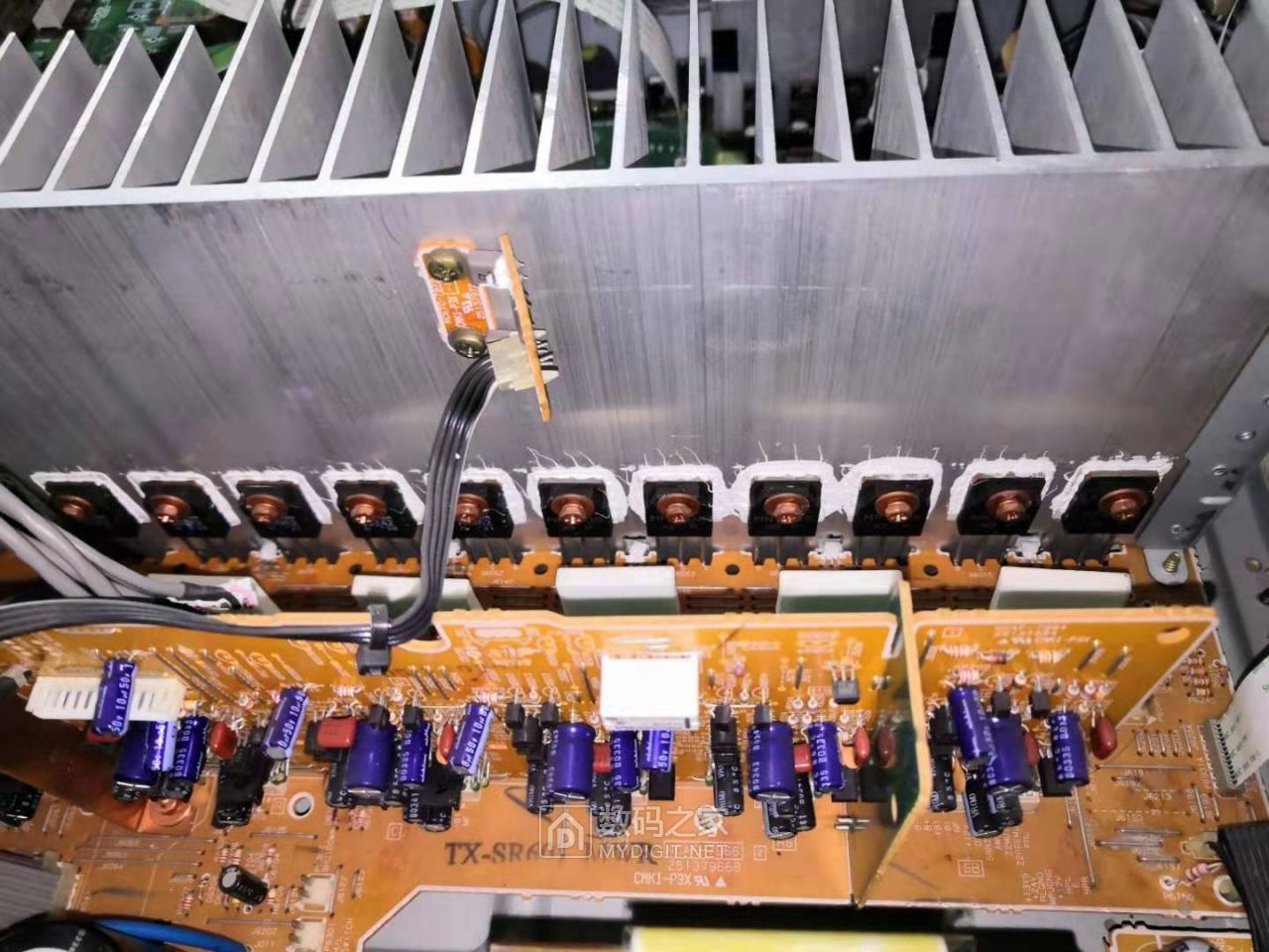 一排功放管,很壮观