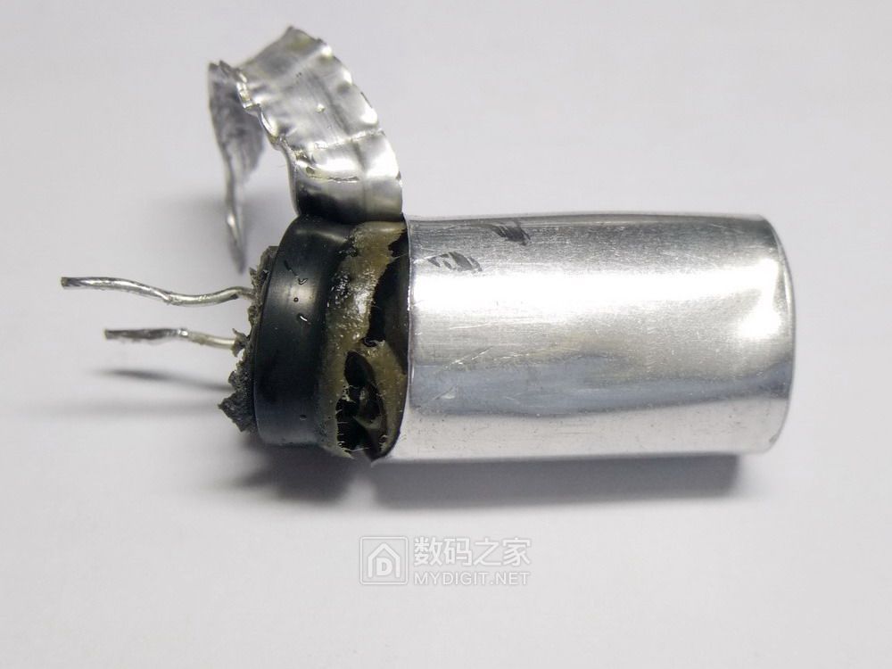 详拆一个坏的红宝石电解电容看来是振动导致内部开路了