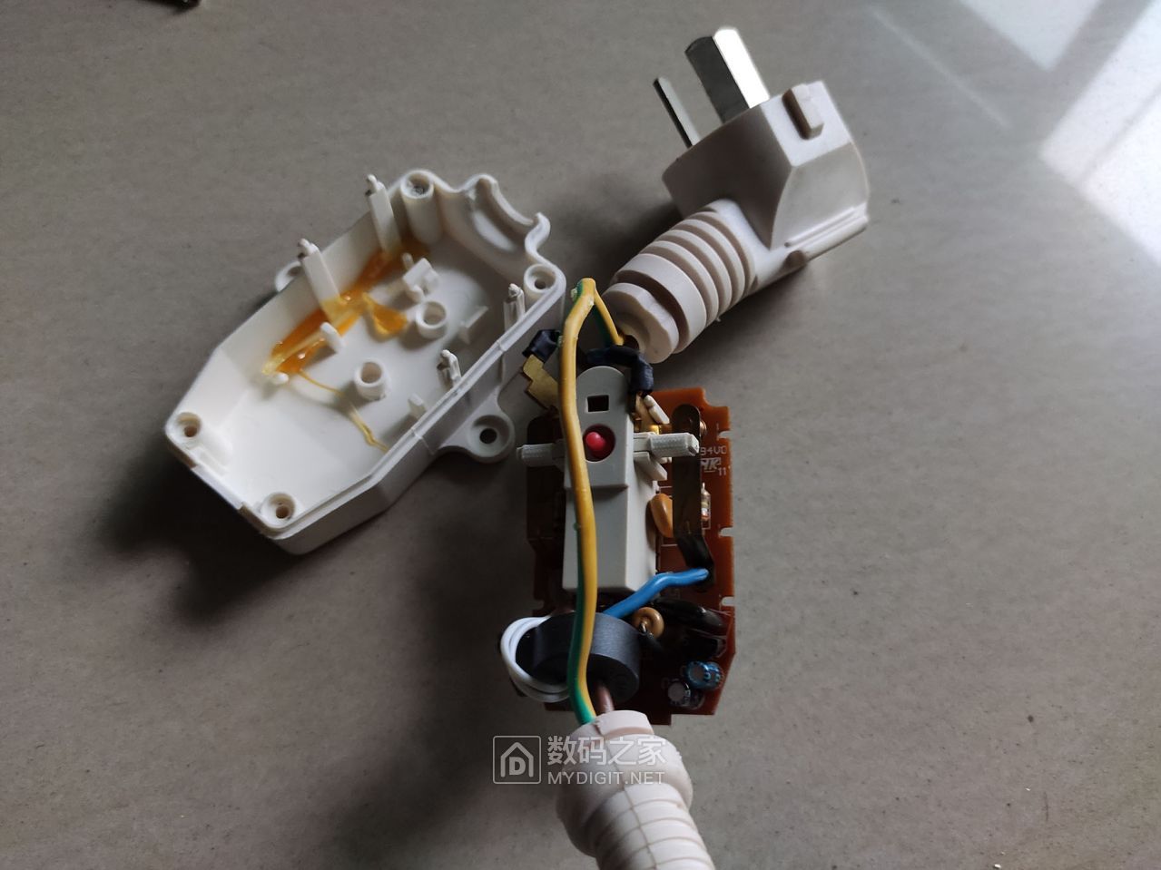 拆帅康电热水器漏电保护插头