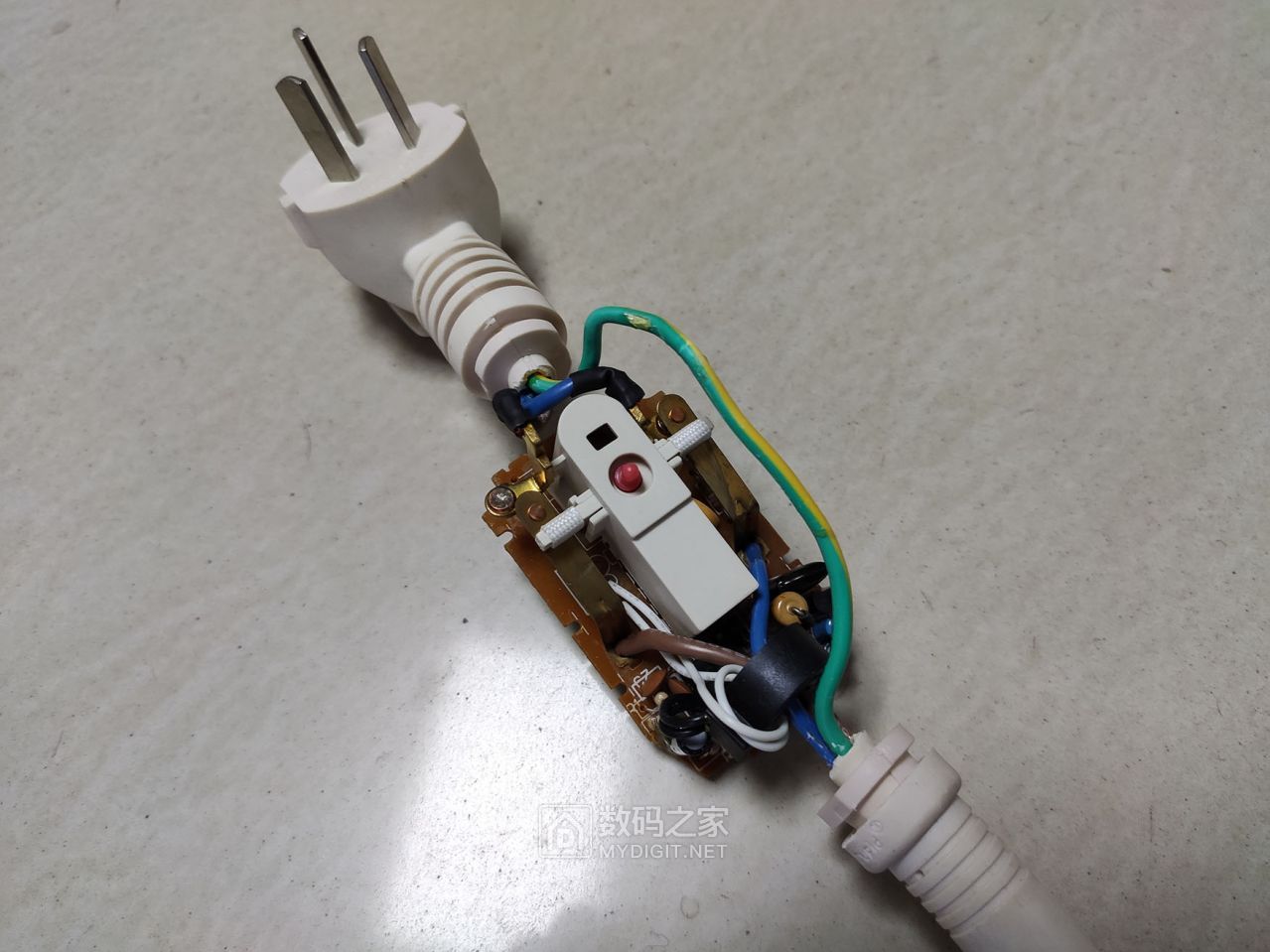 拆帅康电热水器漏电保护插头