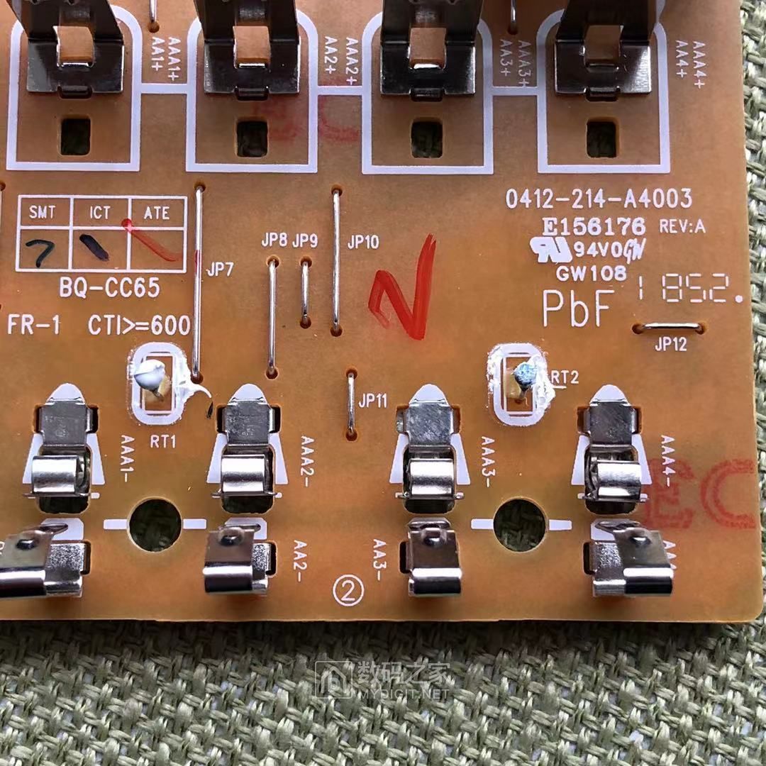 次级正面，两颗温感涂抹导热硅脂，跳线使用较少，PCB设计功底纯熟深厚