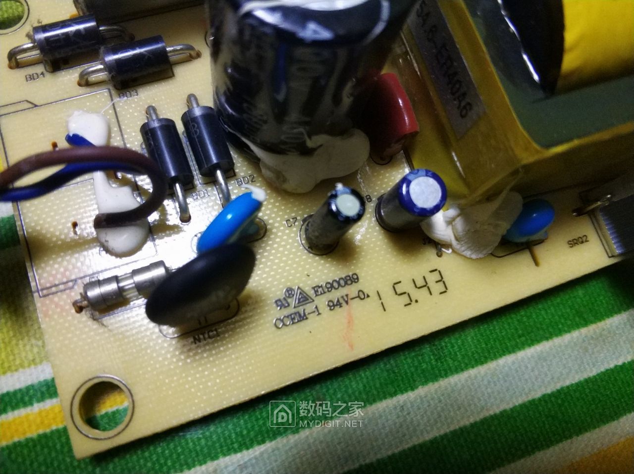 拆个坏了的三石帮超威做的锂电池充电器 - 拆机乐园 数码之家