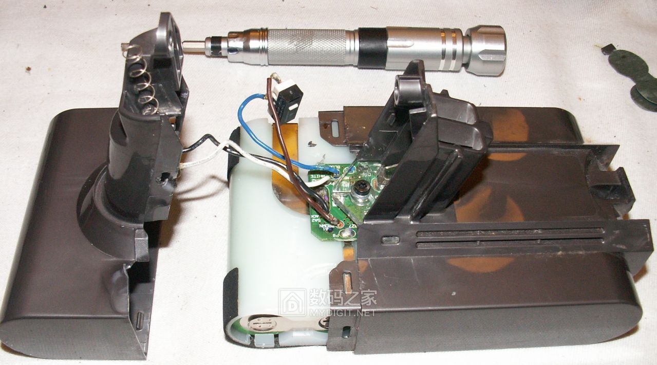 拆解戴森dysondc59无线吸尘器电池不幸挂彩