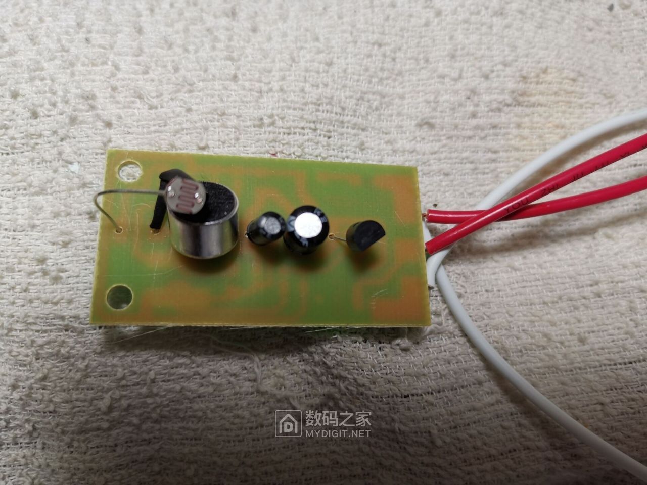 请教cd4011声光控灯电路如何改成有声音就不灭灯