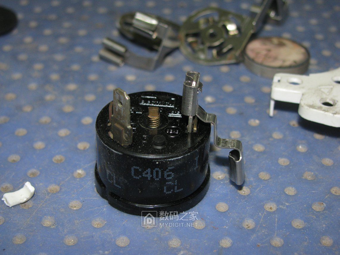 拆解冰箱启动器(型号8100)和冰箱温控器(wdf26y) - 拆机乐园 数码之家