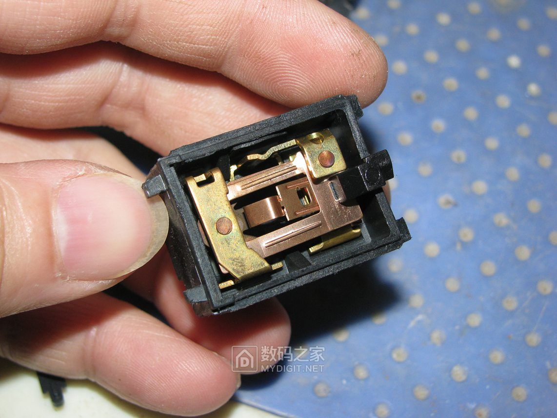 拆解冰箱启动器(型号8100)和冰箱温控器(wdf26y) - 拆机乐园 数码之家