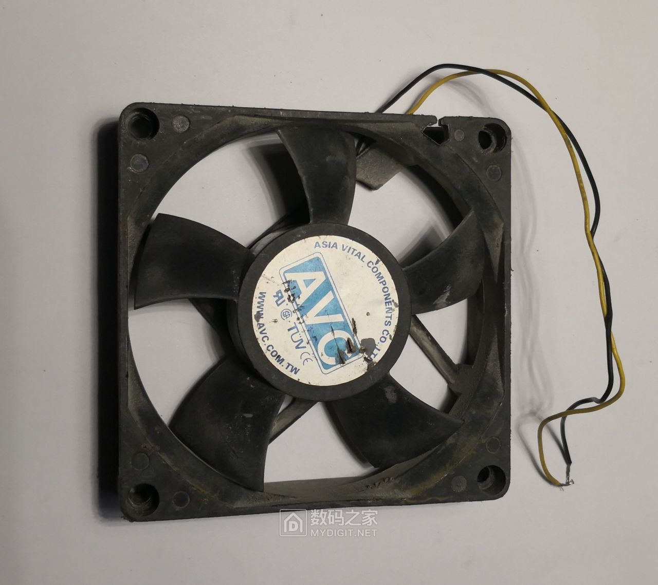 拆修3只12v的散热风扇顺便看看电路结构