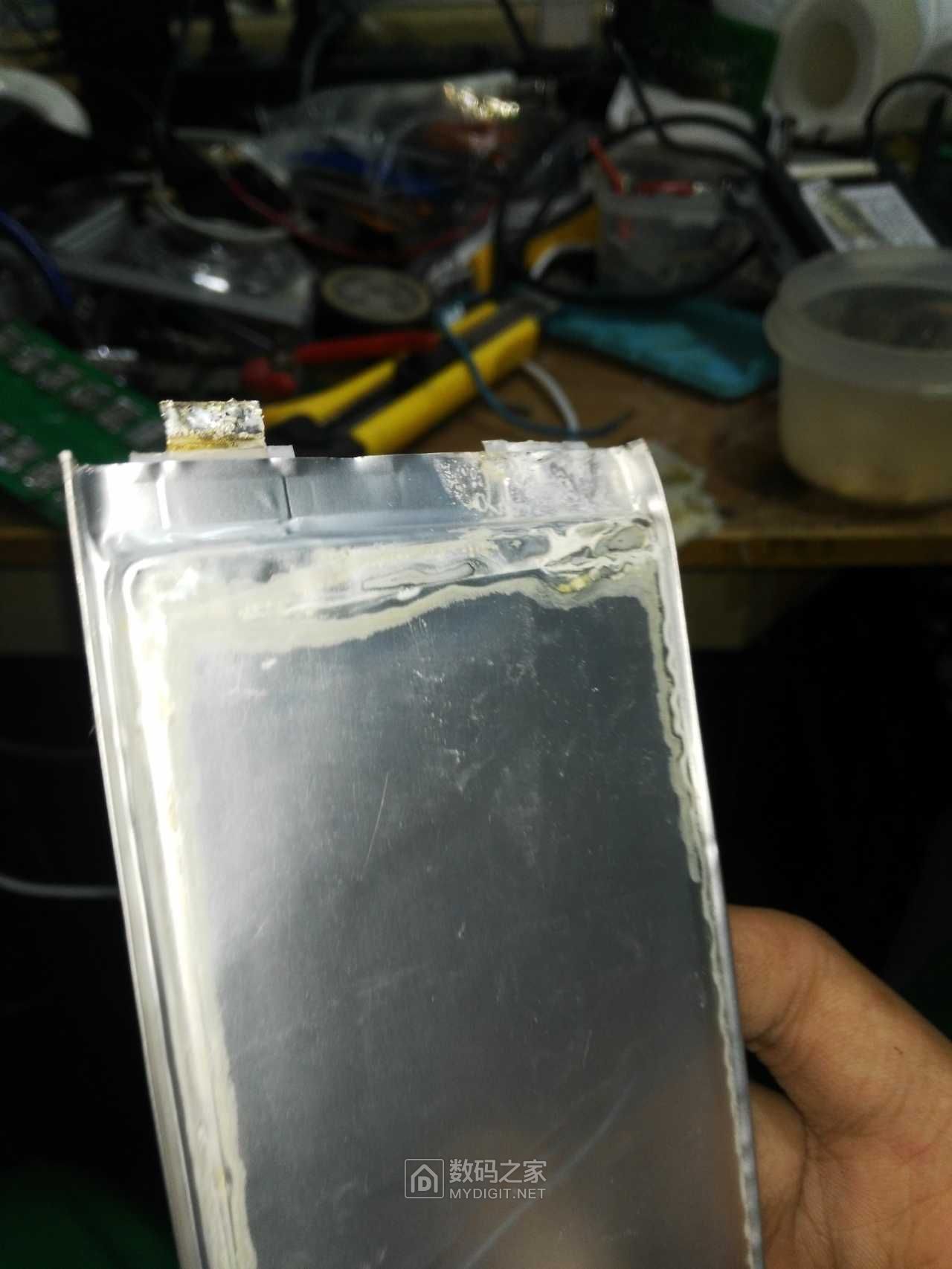 超威48v12ah锰锂聚合物电池漏液了扒开才发现居然满电的