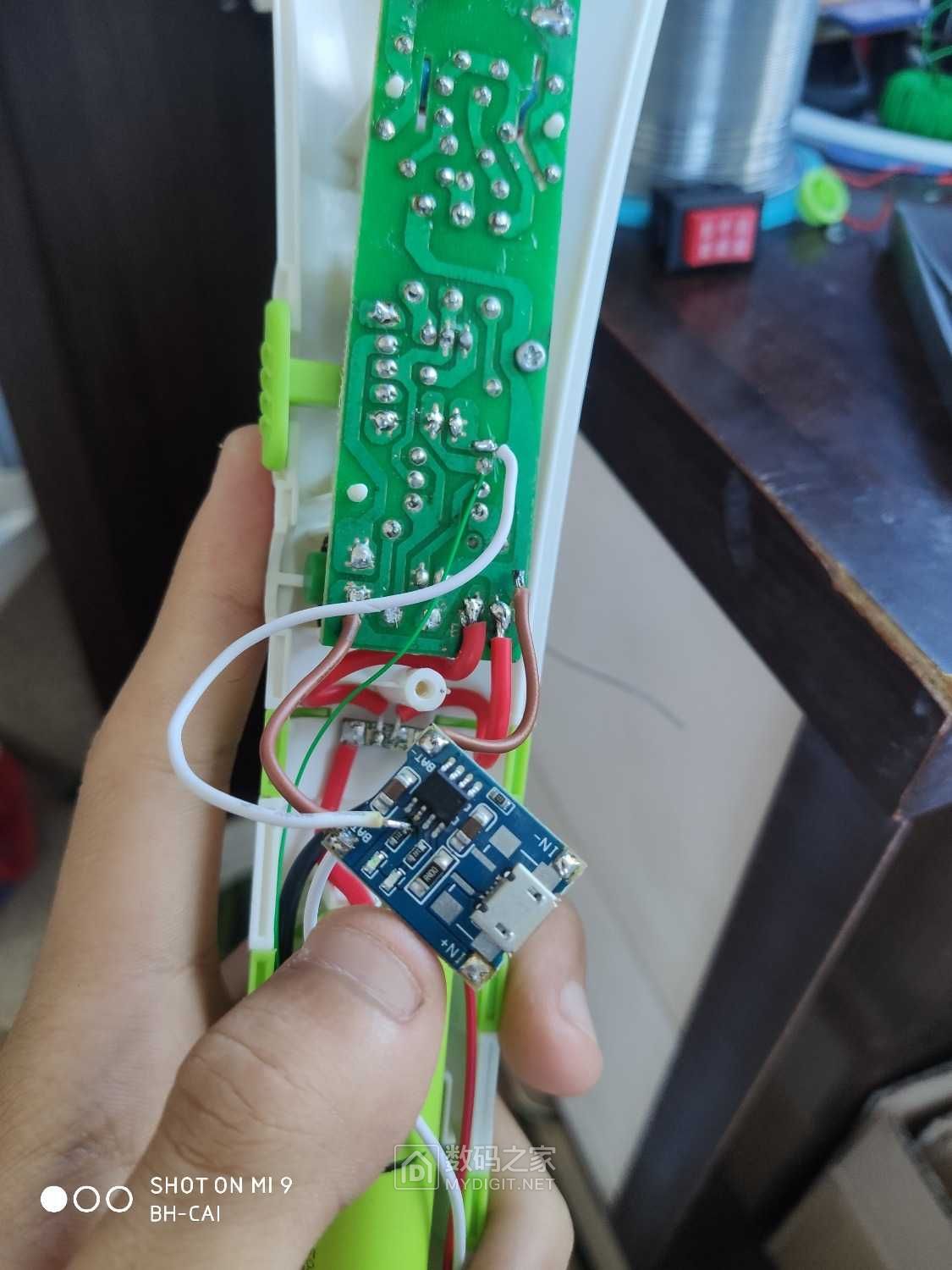 变形计欧普特锂电电蚊拍的诞生