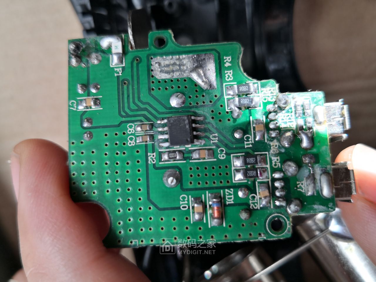 拆解一个号称是日本品牌的点烟器一拖四 2.4a 2.4a usb输出