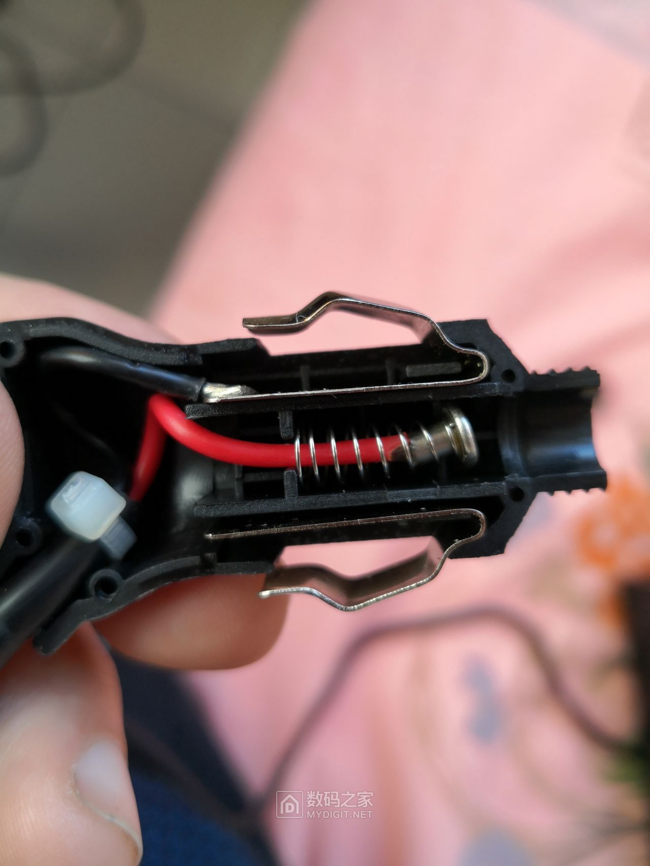 拆解一个号称是日本品牌的点烟器一拖四 2.4a 2.4a usb输出